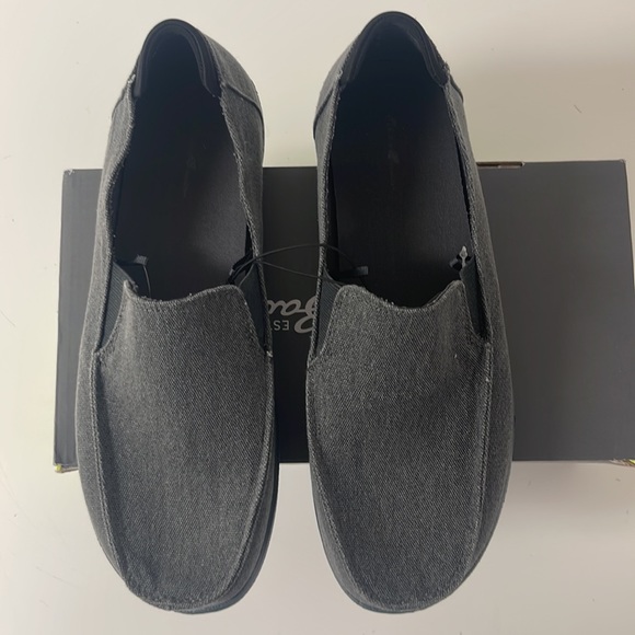 Brand new men’s Eddie Bauer slip on shoes. Full cushioned footbed. main image 11